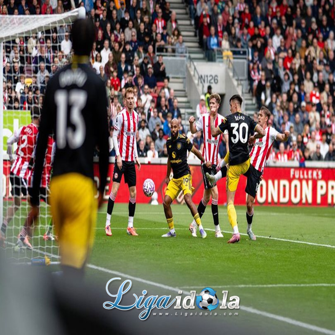 Bukan Salah Kostum! Ini Alasan Man United Bakal Pakai Kaus Kaki Kuning Saat Lawan Brentford